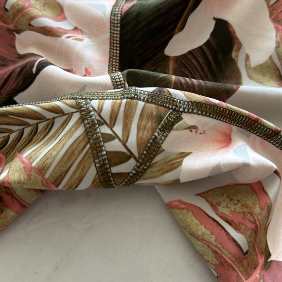 Old Navy Active EUC Align Type Shorts with pockets - Picture 6 of 7